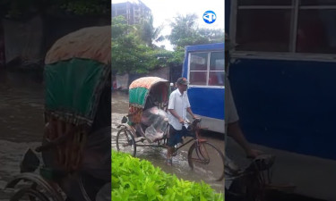সামান্য বৃষ্টিতেই তলিয়ে গেছে মিরপুর ১০