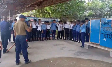 স্কুল-কলেজ ফাঁকি দিয়ে তারা ঘুরে বেড়ায় ট্রেনে