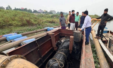 ব্রহ্মপুত্রে অবৈধ বালু উত্তোলন, অভিযানে ১৭ ড্রেজার বিকল করল প্রশাসন