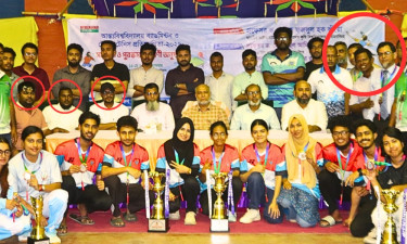 বাকৃবিতে পুরস্কার বিতরণী অনুষ্ঠানে ছাত্রদল নেতারা আসনে, দাঁড়িয়ে শিক্ষকরা
