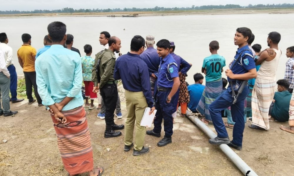 দুধকুমার নদে অবৈধ বালু উত্তোলন বন্ধে অভিযান, চারটি ড্রেজার মেশিন জব্দ