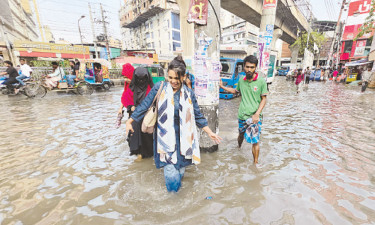ওপরে মেট্রো, নিচে হাঁটুপানি