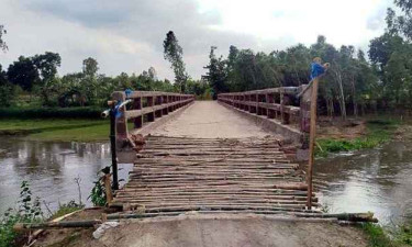 সংযোগ সড়কে ধস, ঝুঁকি নিয়ে পারাপার