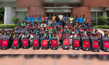 সম্ভাবনাময় ৯০ খেলোয়াড়কে ক্রিকেট কিট দিল রবি