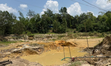মোবাইল কোর্ট পরিচালনার সময় প্রশাসন ও গ্রামবাসীর সংঘর্ষ, ওসিসহ আহত ১৫