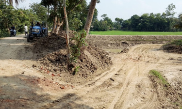 নবাবগঞ্জে অবৈধভাবে কৃষিজমির মাটি কাটায় ১ লাখ টাকা জরিমানা