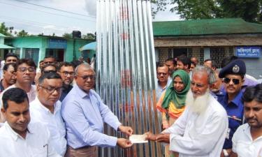 বারহাট্টায় ক্ষতিগ্রস্ত ৫৮ পরিবারের মাঝে ঢেউটিন ও নগদ অর্থ বিতরণ