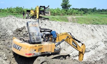 কুষ্টিয়ায় খাল খননে ব্যবহৃত এক্সকাভেটর পুড়িয়ে দিয়েছে দুর্বৃত্তরা