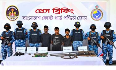 সুন্দরবনে অস্ত্র-গুলিসহ ৩ দস্যু আটক