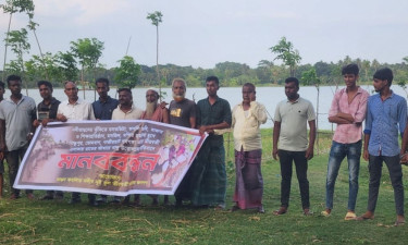 নবগঙ্গা নদী থেকে বালু উত্তোলন বন্ধের দাবিতে স্থানীয়দের মানববন্ধন