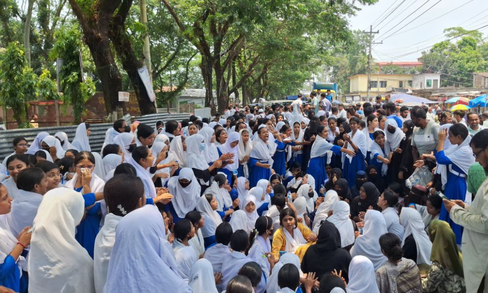 বাসস্টপেজের দাবিতে সড়ক অবরোধ শিক্ষার্থীদের