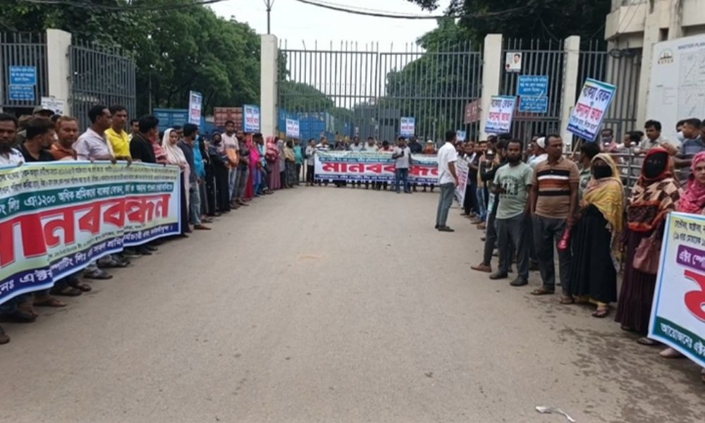 আশুলিয়ায় বকেয়া বেতনের দাবিতে ৪ কারখানার শ্রমিকদের মানববন্ধন