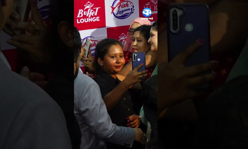 ভক্তদের সঙ্গে ছবি তুলছেন পরীমনি