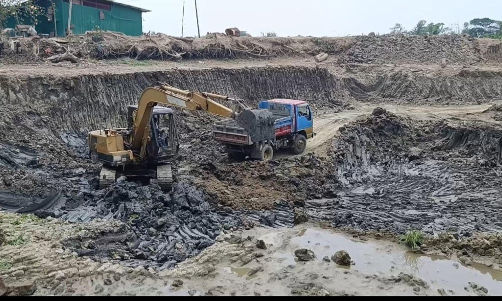 পটিয়ায় পুকুর সংস্কারের আড়ালে চলছে মাটি বিক্রির মহোৎসব
