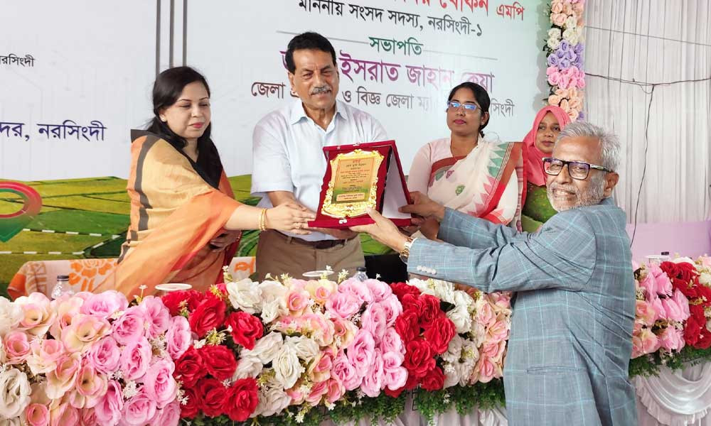 নরসিংদীতে শ্রেষ্ঠ ভূমি উন্নয়ন করদাতার সম্মাননা পেলেন বসুন্ধরা চেয়ারম্যান