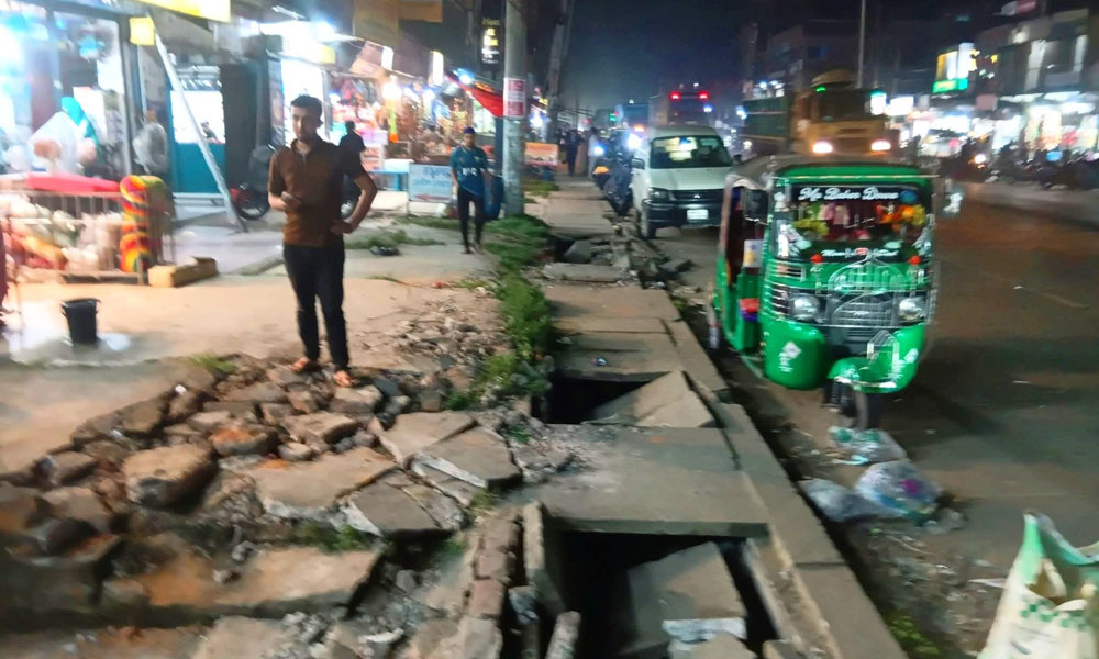 ড্রেনের স্ল্যাব ভাঙা, ফুটপাতে মৃত্যুফাঁদ