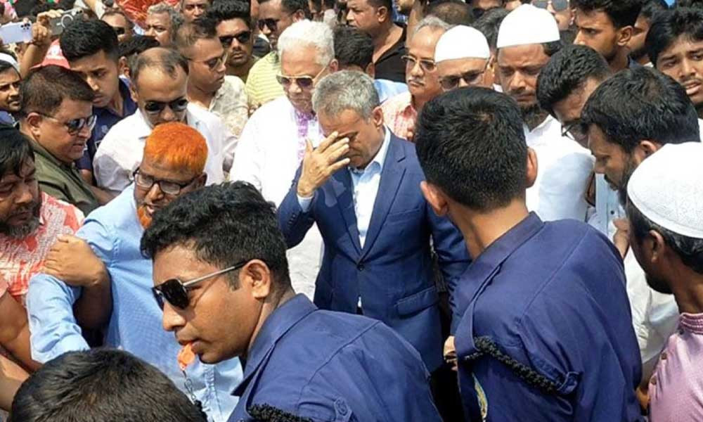 মঞ্চে প্রধানমন্ত্রীর ছবি না থাকায় হট্টগোল, তোপের মুখে ফিরে গেলেন সেতুমন্ত্রী