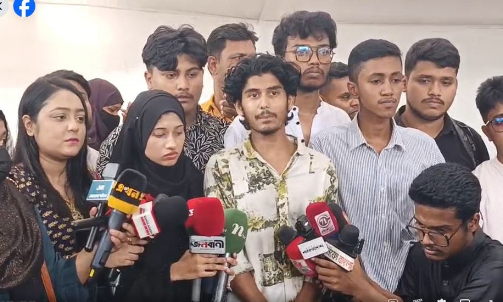 চট্টগ্রামে নারী শিক্ষার্থীর গায়ে হাত, ডিসি আমিরুলকে প্রত্যাহার দাবি