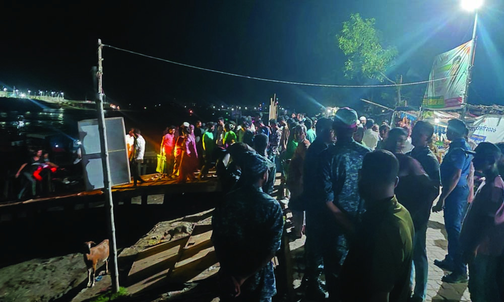 মোংলা নদীতে দুই ট্রলারের সংঘর্ষ, ৬ ইপিজেড শ্রমিক নিখোঁজ