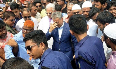 মঞ্চে প্রধানমন্ত্রীর ছবি না থাকায় হট্টগোল, তোপের মুখে ফিরে গেলেন সেতুমন্ত্রী