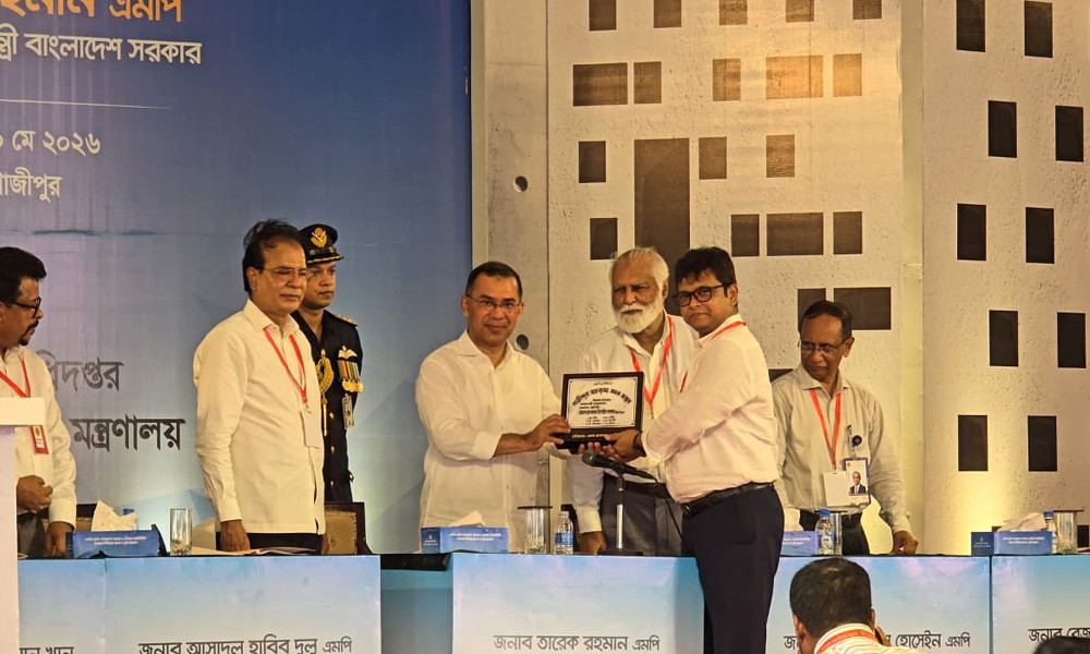 বাবার স্মৃতি প্রধানমন্ত্রীর হাতে তুলে দিলেন গাজীপুরের ডিসি