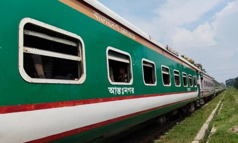 বনানীতে চলন্ত ট্রেনের ছাদ থেকে পড়ে শিশু নিহত