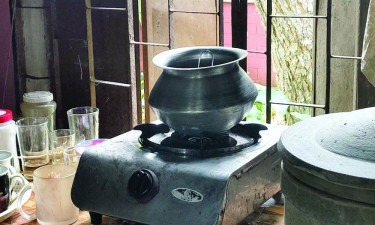 শ্রেণিকক্ষেই থাকা খাওয়ার ব্যবস্থা!