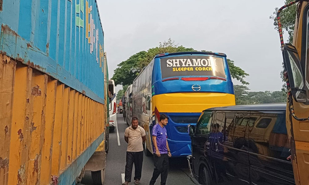 ঢাকা-চট্টগ্রাম মহাসড়কে ২৫ কিলোমিটার তীব্র যানজট: মেঘনা-গোমতী সেতুতে দুর্ঘটনা, ঈদযাত্রার শুরুতেই চরম ভোগান্তি