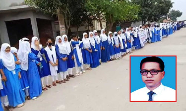 ক্লাসে স্পর্শকাতর বিষয়ে আলোচনা করতেন অধ্যক্ষ, অভিযোগ শিক্ষার্থীদের