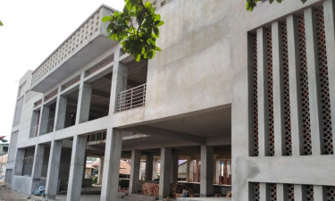 সরকারি জমিতে অবৈধভাবে পাকা দোকান নির্মাণ, চলছে আগাম বিক্রিও
