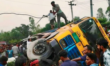 নীলফামারীতে ট্রাক-ভ্যানের মুখোমুখি সংঘর্ষে নিহত ২