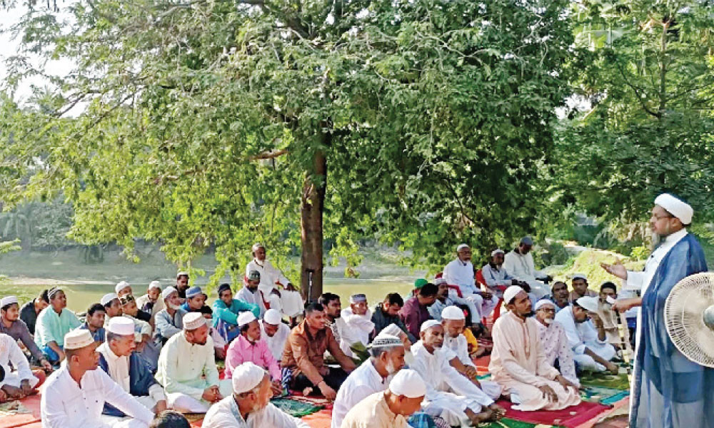 চারদিকে মাটির চুলায় রান্না মাংসের ম ম ঘ্রাণ