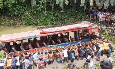 কুষ্টিয়ায় বালুভর্তি ট্রাকের ধাক্কায় বাস খাদে, নিহত ৪
