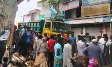 নাটোরে ট্রাকচাপায় নিহত ১