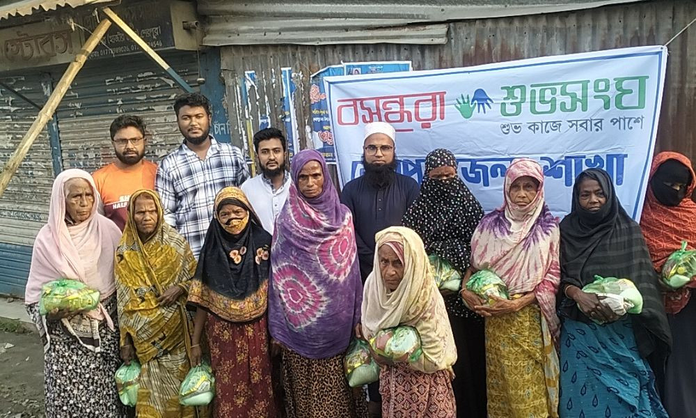 বসুন্ধরা শুভসংঘের উদ্যোগে অসহায়দের মাঝে খাদ্যসামগ্রী বিতরণ