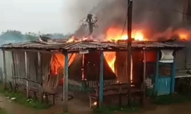 জামালপুরে বজ্রাঘাতে মুদি দোকানে আগুন