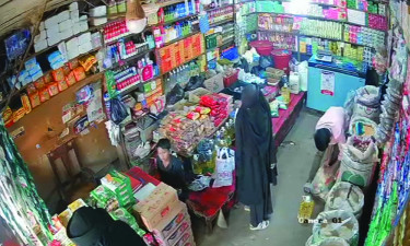শিশুকে দিয়ে ক্যাশবাক্স থেকে ৫ লাখ টাকা চুরি, দুই নারী গ্রেপ্তার