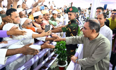 জাতীয় ঈদগাহে মুসল্লিদের সঙ্গে প্রধানমন্ত্রীর শুভেচ্ছা বিনিময়