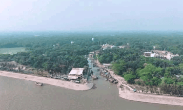 মেঘনা নদীর চরে আটকা দেড়শতাধিক পর্যটক