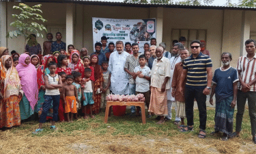 পার্বতীপুরে ১৪০ পরিবারের মাঝে কোরবানির মাংস বিতরণ