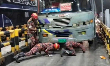 টোল প্লাজায় ব্রেক ফেল, গাড়ি থামাতে গিয়ে চাকায় পৃষ্ট সহকারী