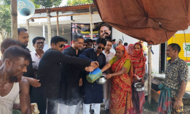 বাঞ্ছারামপুরে নিম্ন আয়ের মানুষের মাঝে খাদ্য বিতরণ যুবদল নেতার