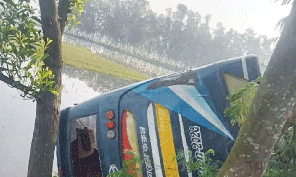 গাইবান্ধায় নিয়ন্ত্রণ হারিয়ে বাস খাদে, নিহত ১