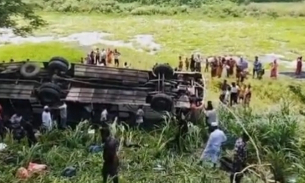 ঢাকা-খুলনা মহাসড়কে নিয়ন্ত্রণ হারিয়ে বাস উল্টে আহত অন্তত ২৫