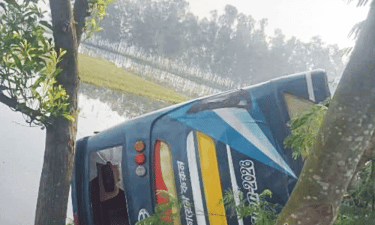 গাইবান্ধায় নিয়ন্ত্রণ হারিয়ে বাস খাদে, নিহত ১