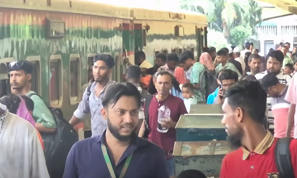 ঈদের ছুটি শেষ হলেও, প্রিয়জনের টানে ঢাকা ছাড়ছেন মানুষ