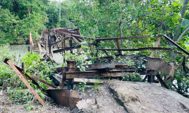 হঠাৎ সেতু ধসে পড়ল খালে, পথচারী আহত