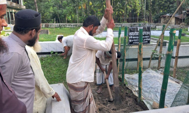 তোফায়েল আহমেদের ইচ্ছা পূরণে বাবা-মায়ের পাশেই খোঁড়া হচ্ছে কবর
