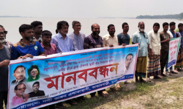 যমুনার ভাঙনরোধে স্থায়ী বাঁধের দাবিতে বগুড়ায় মানববন্ধন