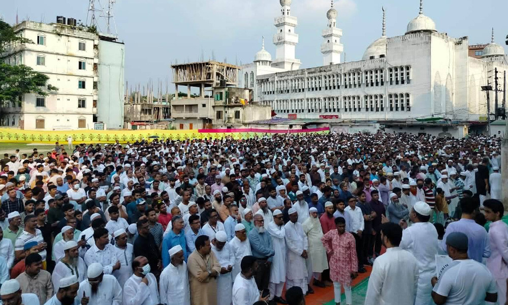 বীর মুক্তিযোদ্ধা এ কে এম রহমতুল্লাহর জানাজায় মানুষের ঢল